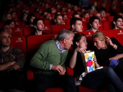 Sala de Madrid completamente llena de espectadores.