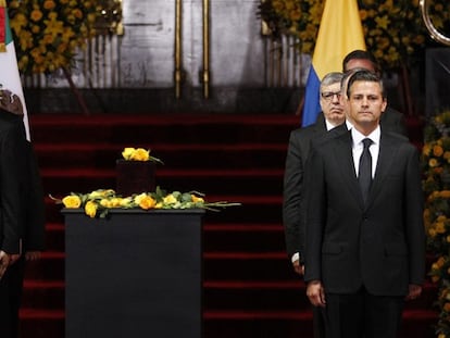 Os presidentes de Colombia (i) e México (d) junto à urna com as cinzas de García Márquez em sua despedida.