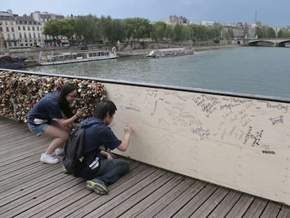 Trozo de la barandilla que ha caído en el Puente de las Artes.