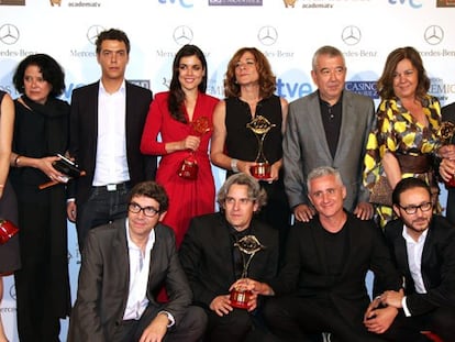 El equipo de 'El tiempo entre costuras' con sus premios.