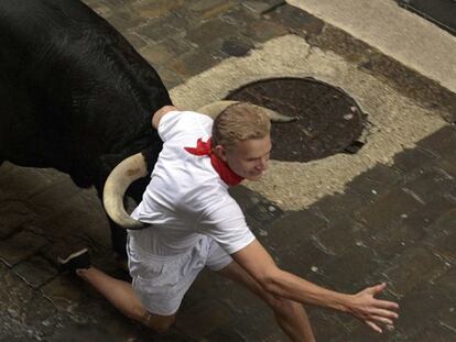 Un toro arrolla a un mozo en Santo Domingo.