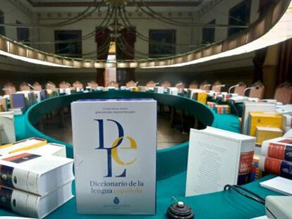 El nuevo Diccionario de la Lengua Española en el salón de plenos de la Real Academia Española, en Madrid.