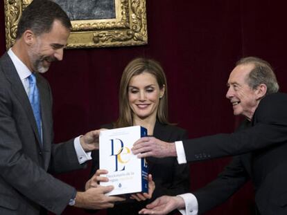 Los Reyes reciben el nuevo diccionario.