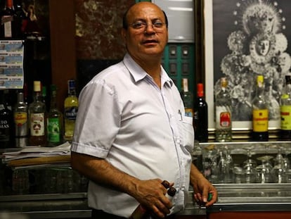 Hernán Pareja, propietario del bar La Muralla, en Villaverde (Madrid).