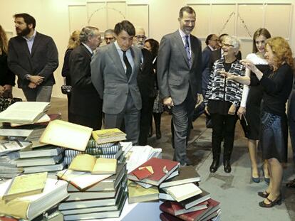 Los reyes con la artista Liliana Porter en el stand de EL PAÍS, en ARCO. / Manuel Morales/ Álvaro de la Rúa/ Foto: Bernardo Pérez