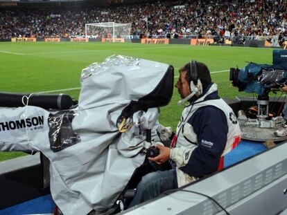 Cámaras para la retransmisión de un partido de fútbol, en el estadio Santiago Bernabéu.