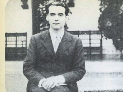 Federico García Lorca, retratado en la plazoleta de los Olmos en Toledo en febrero de 1933