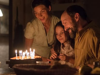 Natalia Tena (a la izquierda), junto con Dafne Keen y Will Keen, en una imagen de 'Refugiados'. Vídeo: Tráiler de la serie.