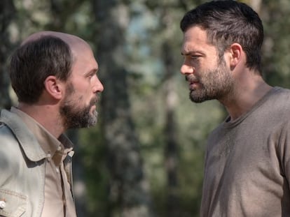 Los actores Will Keen (a la izquierda) y David Leon, en 'Refugiados'. VÍDEO: Tráiler de la serie.