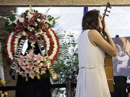 Alba Molina, besa la guitarra de su padre, Manuel Molina.