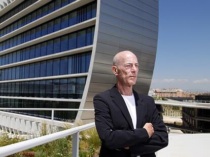 Herzog ante el edificio del BBVA.