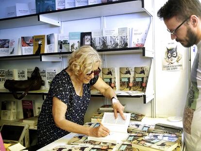 Manuela Carmena firma libros en la Feria.