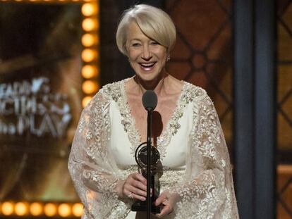 Helen Mirren con su premio por su interpretación de la reina Isabel.