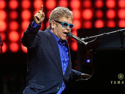 Elton John durante la actuación.