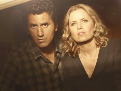 Los actores Cliff Curtis y Kim Dickens, en una imagen promocional de 'Fear The Walking Dead'.