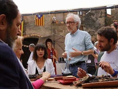 El director Emilio Martínez-Lázaro, de pie, en un momento del rodaje en que habla, entre otros, a Karra Elejalde, Carmen Machi, Clara Lago y Dani Rovira.