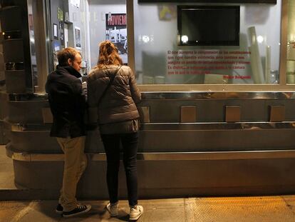 Dos espectadores en la taquilla de un cine de Madrid.