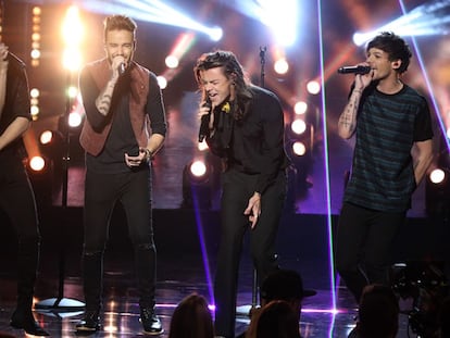 La banda One Direction durante su actuación en los AMA.