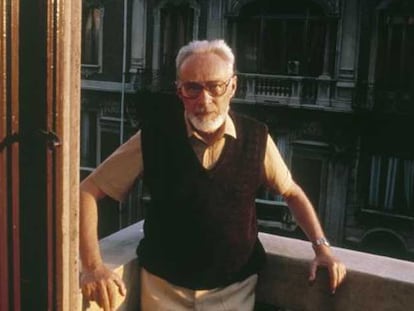 Primo Levi, en su casa de Turín, en 1985.