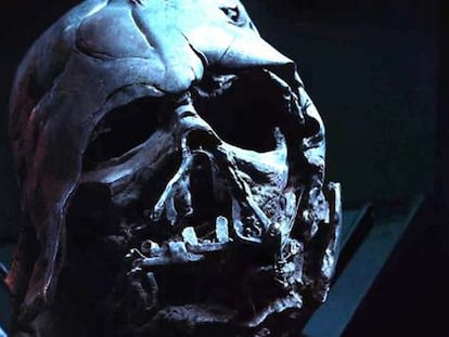 Os restos de Darth Vader, em 'Star Wars: O despertar da Força'.