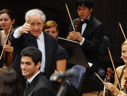 O diretor Pierre Boulez dirigindo à Orquestra da Academia, no Festival de Lucerna / Bild Peter Fischli