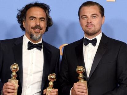 Alejandro Gonzalez Inarritu e Leonardo DiCaprio, com seus prêmios.