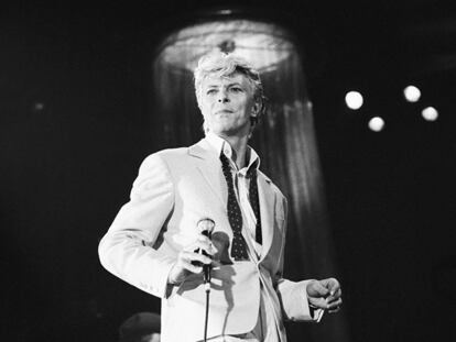 El cantante David Bowie durante un concierto en Devore, California, el 30 mayo de 1983.