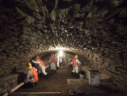 Unos trabajadores limpian un túnel en Puebla.