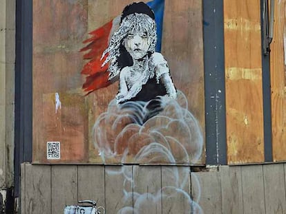 O novo grafite de Banksy, em frente à embaixada da França em Londres.