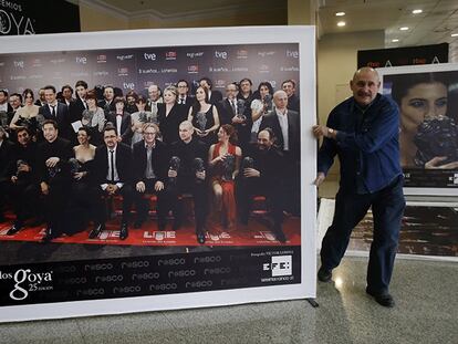 Montaje ayer de las 30 fotografías que rodean la alfombra roja de los Goya.