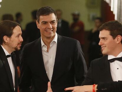 El líder de Podemos, Pablo Iglesias; el secretario general del PSOE, Pedro Sánchez, y el líder de Ciudadanos, Albert Rivera, a su llegada a la ceremonia de la 30ª edición de los Premios Goya, en el Hotel Auditorium de Madrid.