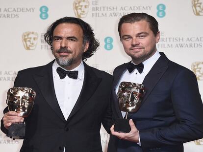 Iñárritu y DiCaprio posando con los galardones.