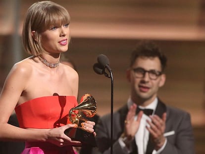Taylor Swift com o Grammy de disco do ano.