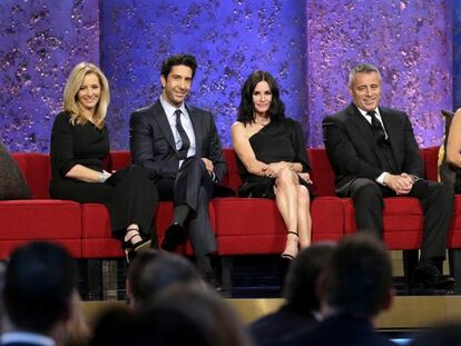 Lisa Kudrow, David Schwimmer, Courteney Cox, Matt LeBlanc y Jennifer Anniston, en el homenaje a Burrows.