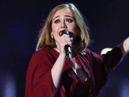 Adele, emocionada, recebe os prêmios do Brit Awards.