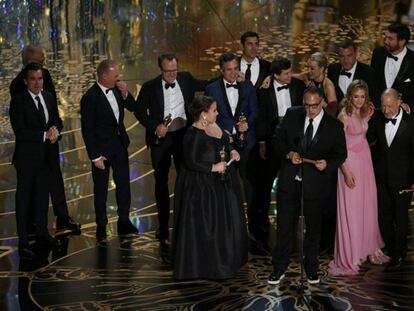 El productor Michael Sugar recoge el Oscar a mejor película por 'Spotlight'.