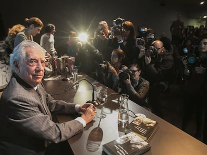 Mario Vargas Llosa durante la presentación de 'Cinco esquinas', en Casa América, de Madrid, este 1 de marzo. © Carlos Rosillo EL PAÍS