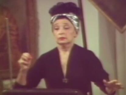 Clara Rockmore durante una de sus interpretaciones.