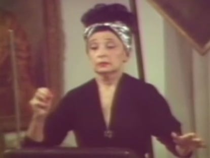 Clara Rockmore durante una de sus interpretaciones.