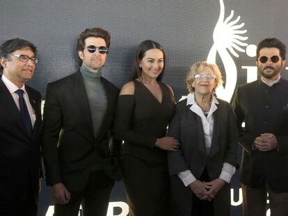 Foto: La alcaldesa de Madrid, Manuela Carmena, rodeada de tres de las estrellas de Bollywood: Hrithik Roshan y Sonakshi Sinha (ambos a la izquierda) y Anil Kapoor. / CARLOS ROSILLO