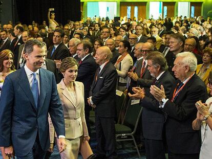 Los Reyes, en la inauguración del VII Congreso Internacional de la Lengua Española, detrás Alejandro García Padilla, gobernador de Puerto Rico, y su esposa Wilma Pastrana. En primera fila, desde la derecha, José Manuel García-Margallo, ministro de Asuntos Exteriores y Cooperación español, Darío Villanueva, Jorge Edwards, Juan Luis Cebrián y Luis Rafael Sánchez. Detrás, entre otros, el premio Nobel de Literatura, Jean-Marie Gustave Le Clézio.
