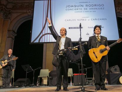 Los músicos Carlos Núñez y Cañizares en el concierto de homenaje al compositor español Joaquín Rodrigo. | París homenajea al maestro Rodrigo.