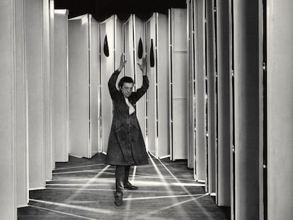 Louise Bourgeois, fotografiada en 1986 dentro de su obra 'Guarida articulada'.
