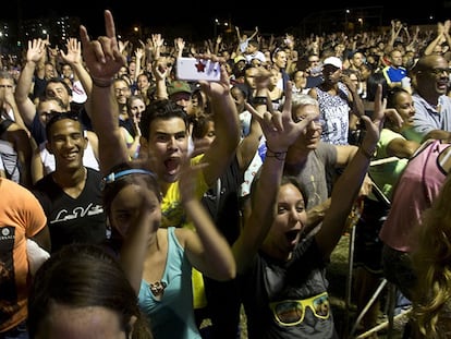 Fanáticos eufóricos no histórico concerto dos Rolling Stones em Cuba.