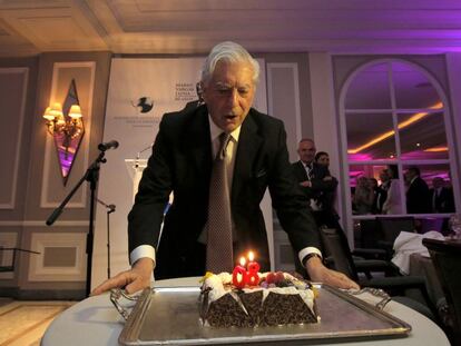 Vargas Llosa sopla las velas, en compañía de Isabel Preysler. Detrás, Antonio Caño, director de EL PAÍS, y Pilar Reyes, de Alfaguara. / C. ROSILLO