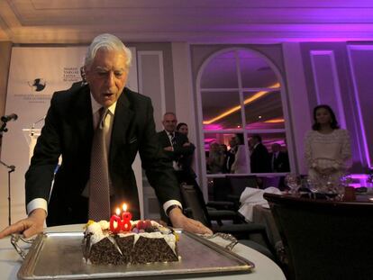 Vargas Llosa sopla las velas, en compañía de Isabel Preysler. Detrás, Antonio Caño, director de EL PAÍS, y Pilar Reyes, de Alfaguara. / C. ROSILLO