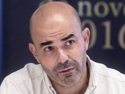 Eduardo Sacheri, ayer en Buenos Aires, tras ganar el XIX Premio Alfaguara de Novela por 'La noche de la usina'.