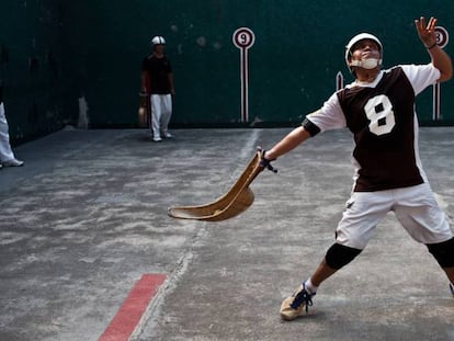 Pelotaris filipinos jugando al jai alai.