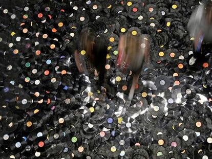 Una sala cubierta con discos de vinilo, obra del artista y compositor Christian Marclay.