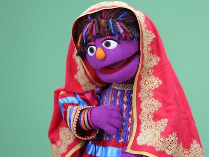 Zari, la primera marioneta afgana de la popular serie de televisión.